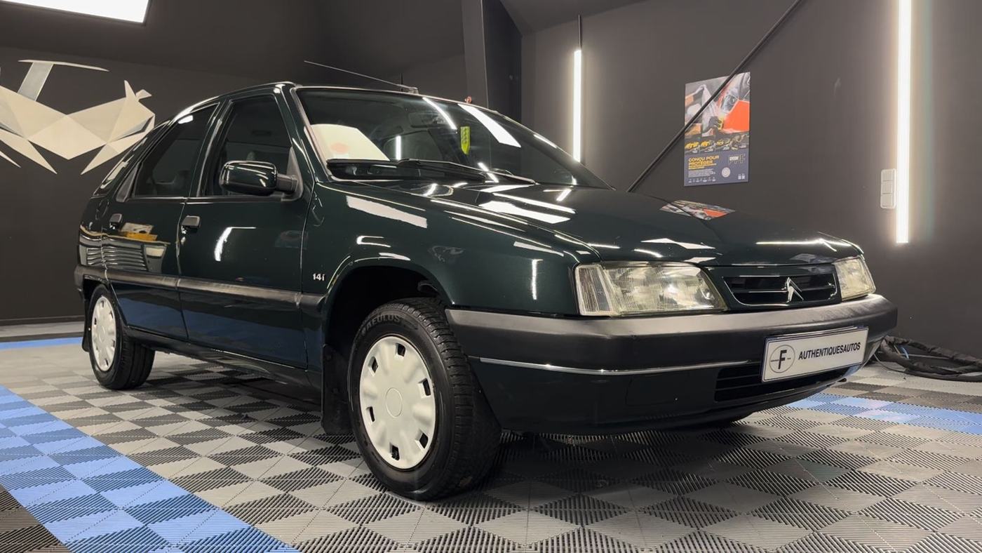 Citroën ZX verte après rénovation chez Prisma Riviera, trois-quarts avant