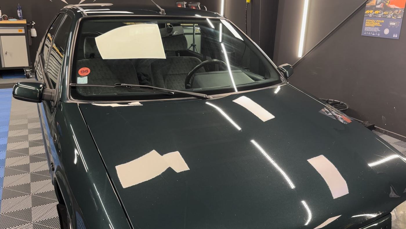 Capot de la Citroën ZX brillant après polissage chez Prisma Riviera