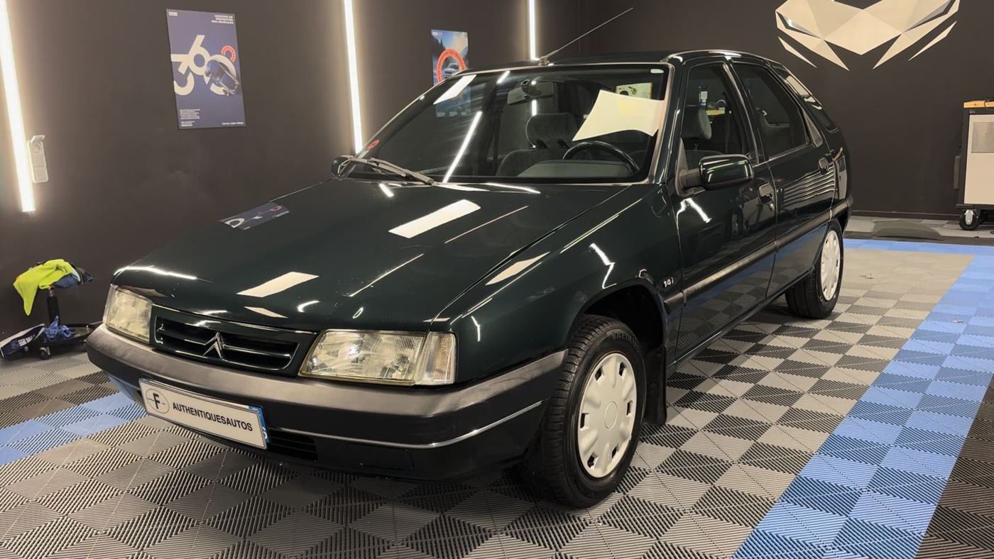 Citroën ZX verte rénovée en studio chez Prisma Riviera, trois-quarts avant