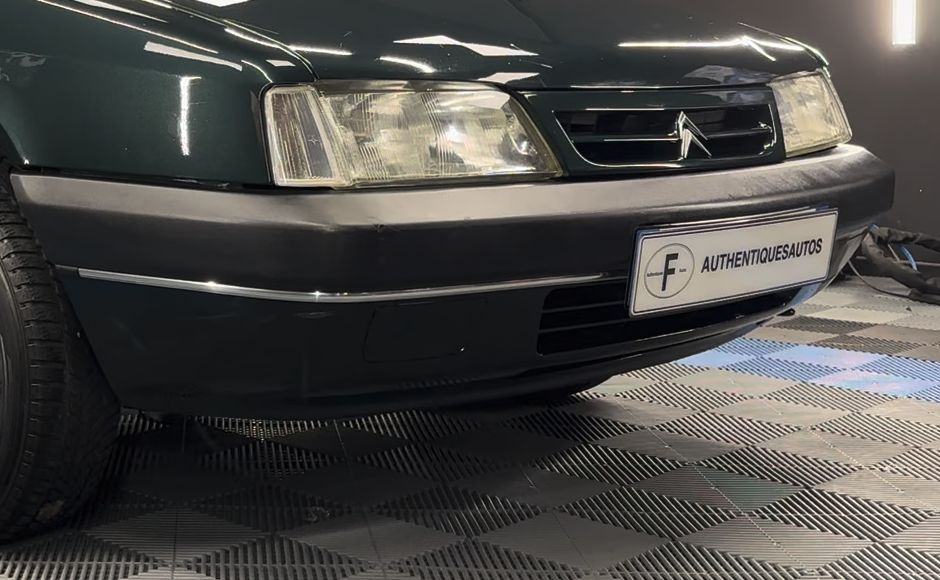 Pare-choc avant de la Citroën ZX retrouvant son noir d'origine après Q² Trim