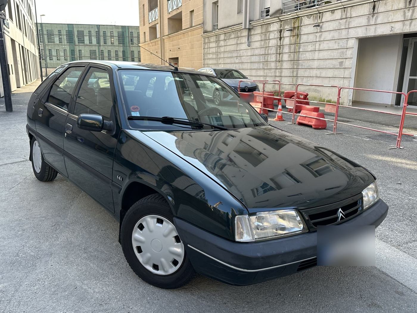 Citroën ZX verte avant rénovation, dans la rue