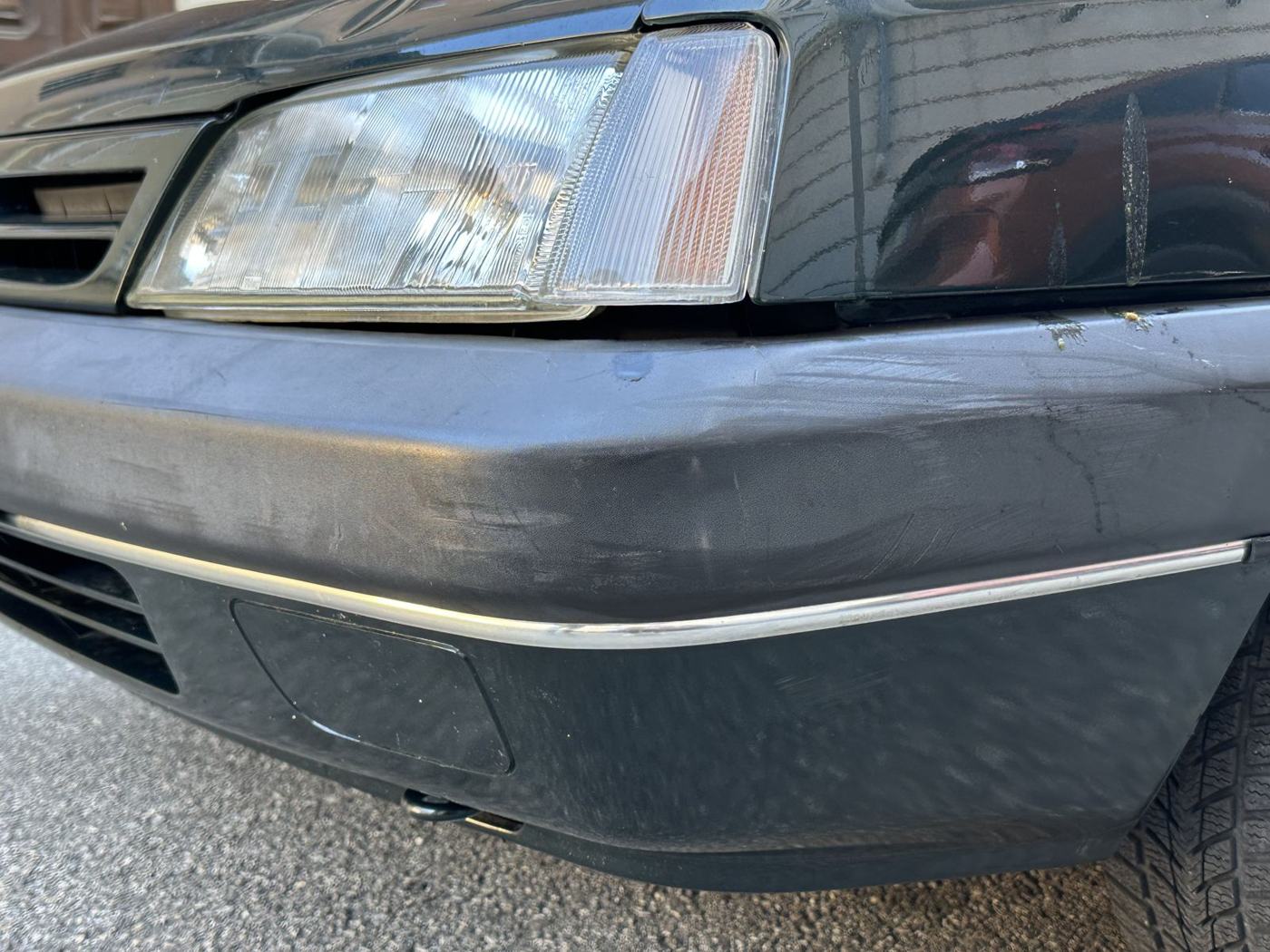 Pare-choc avant de la Citroën ZX grisé par le temps