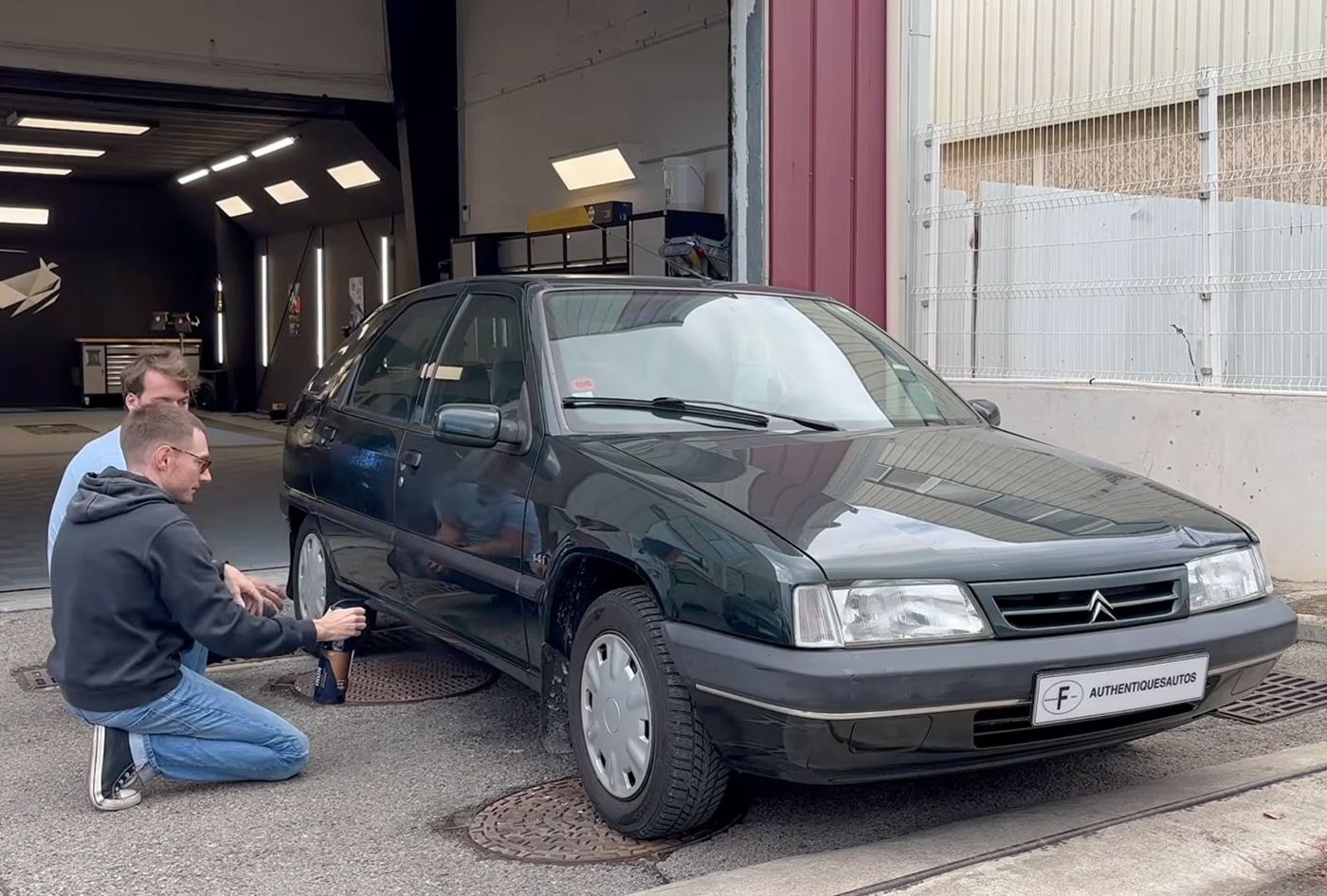 Théo et Teddy à l'arrivée de la Citroën ZX chez Prisma Riviera, à Mandelieu
