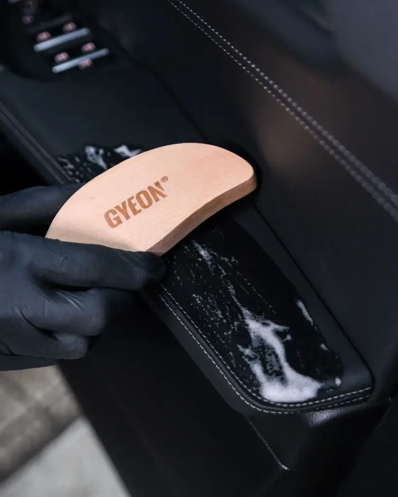 Gyeon_Leather_Brush_IDN-100-min-scaled.webp